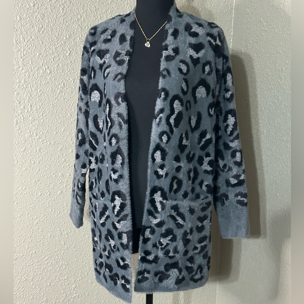 NWT EVOLUTION BY‎ CYRUS Plush Cardigan with Pockets - in slate cheetah
